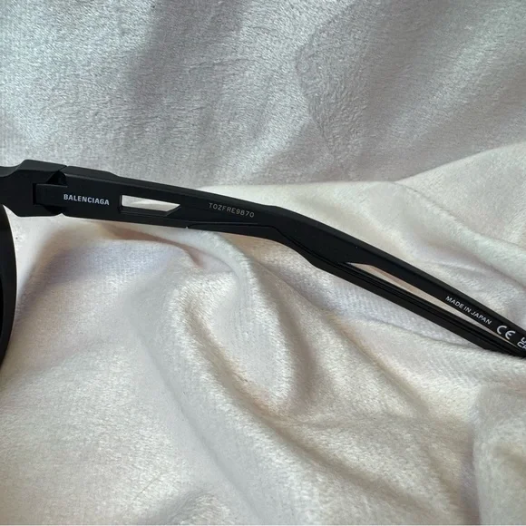 Balenciaga Authentic Oversized Black Shield Sunglasses BB-0024-S 004 NWT - Picture 7 of 14